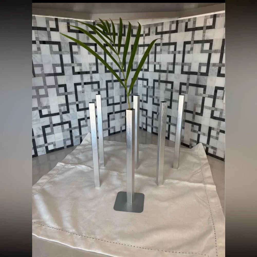 Magic Magnetic Flower Vases Modern Floating Illusion Set of 10 | Uncommon Goods - Picture 4 of 12